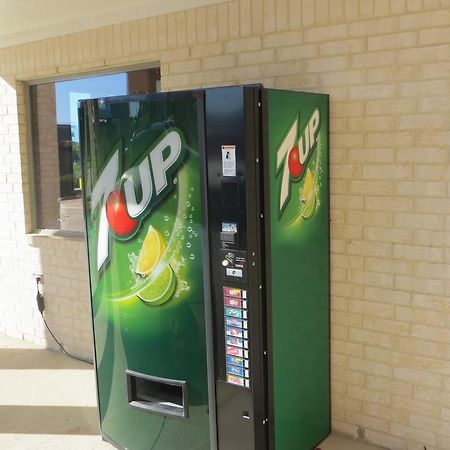 Americas Best Value Inn & Suites Hempstead Bagian luar foto