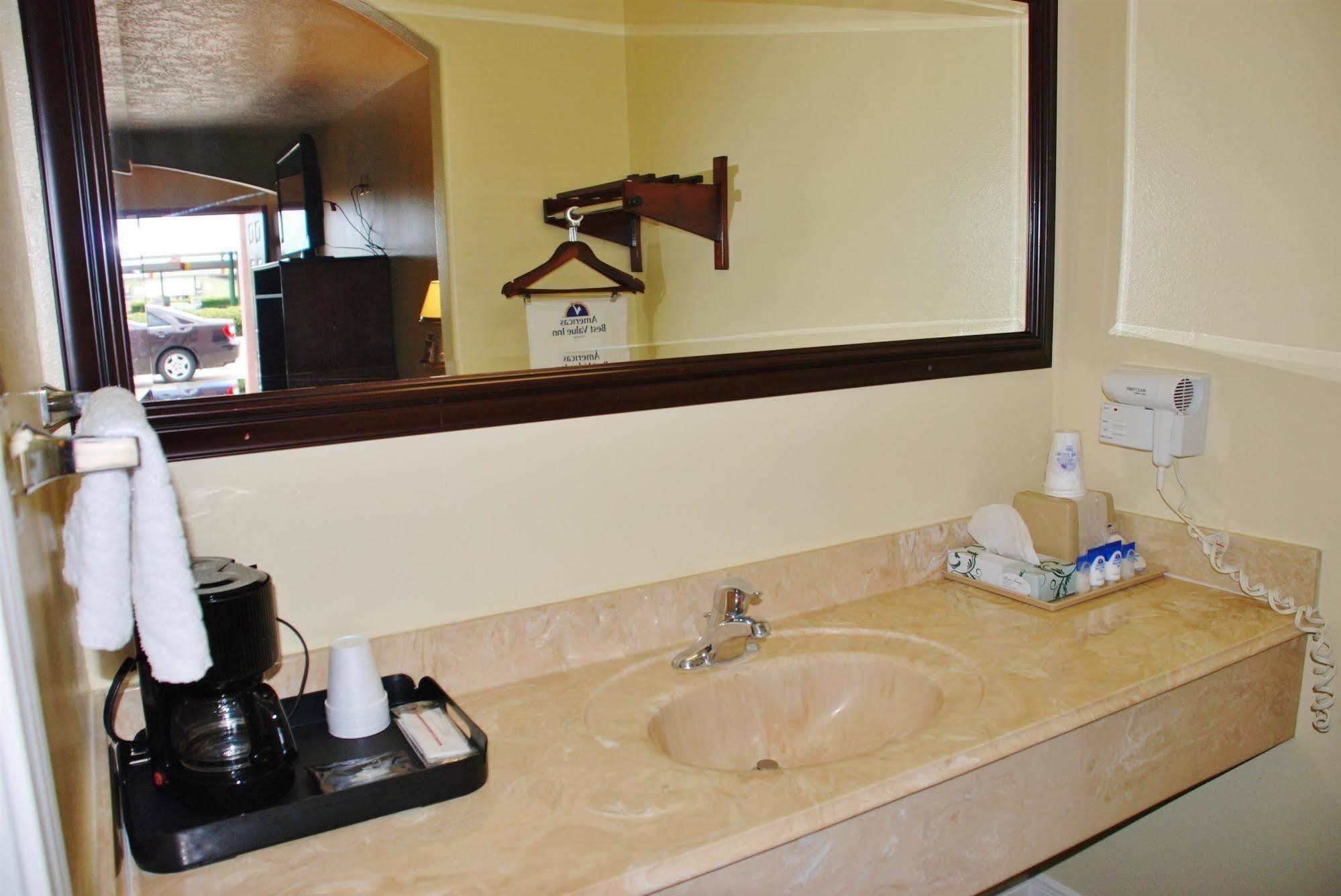Americas Best Value Inn & Suites Hempstead Bagian luar foto