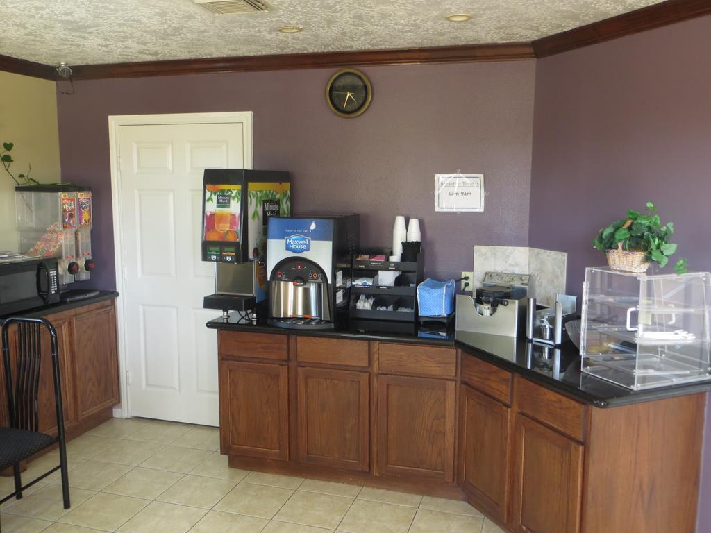 Americas Best Value Inn & Suites Hempstead Bagian luar foto
