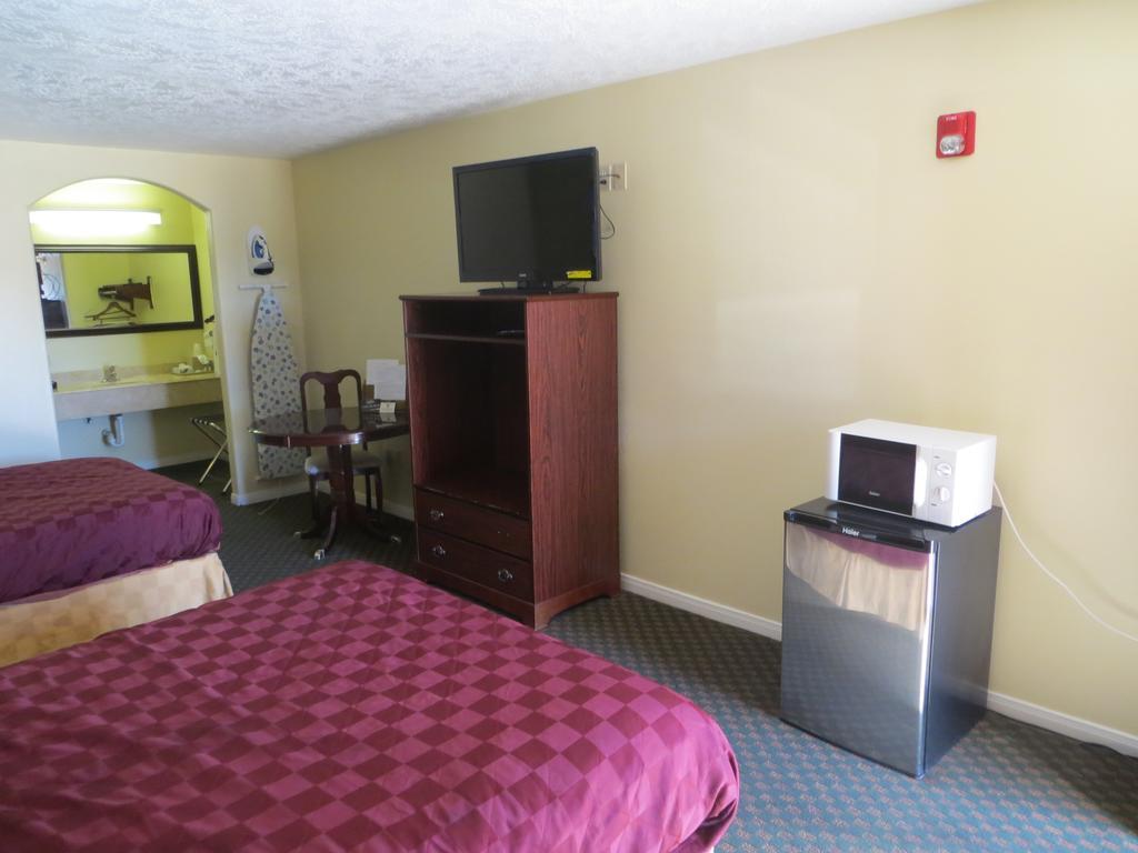 Americas Best Value Inn & Suites Hempstead Bagian luar foto