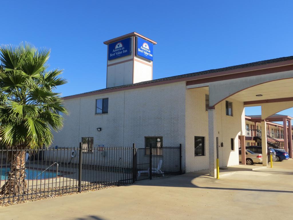 Americas Best Value Inn & Suites Hempstead Bagian luar foto