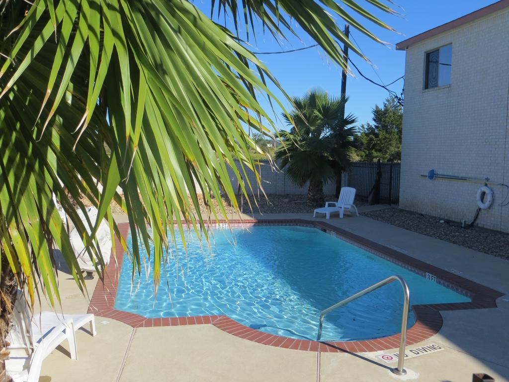 Americas Best Value Inn & Suites Hempstead Bagian luar foto