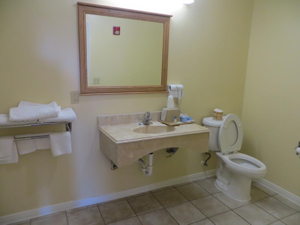 Americas Best Value Inn & Suites Hempstead Ruang foto