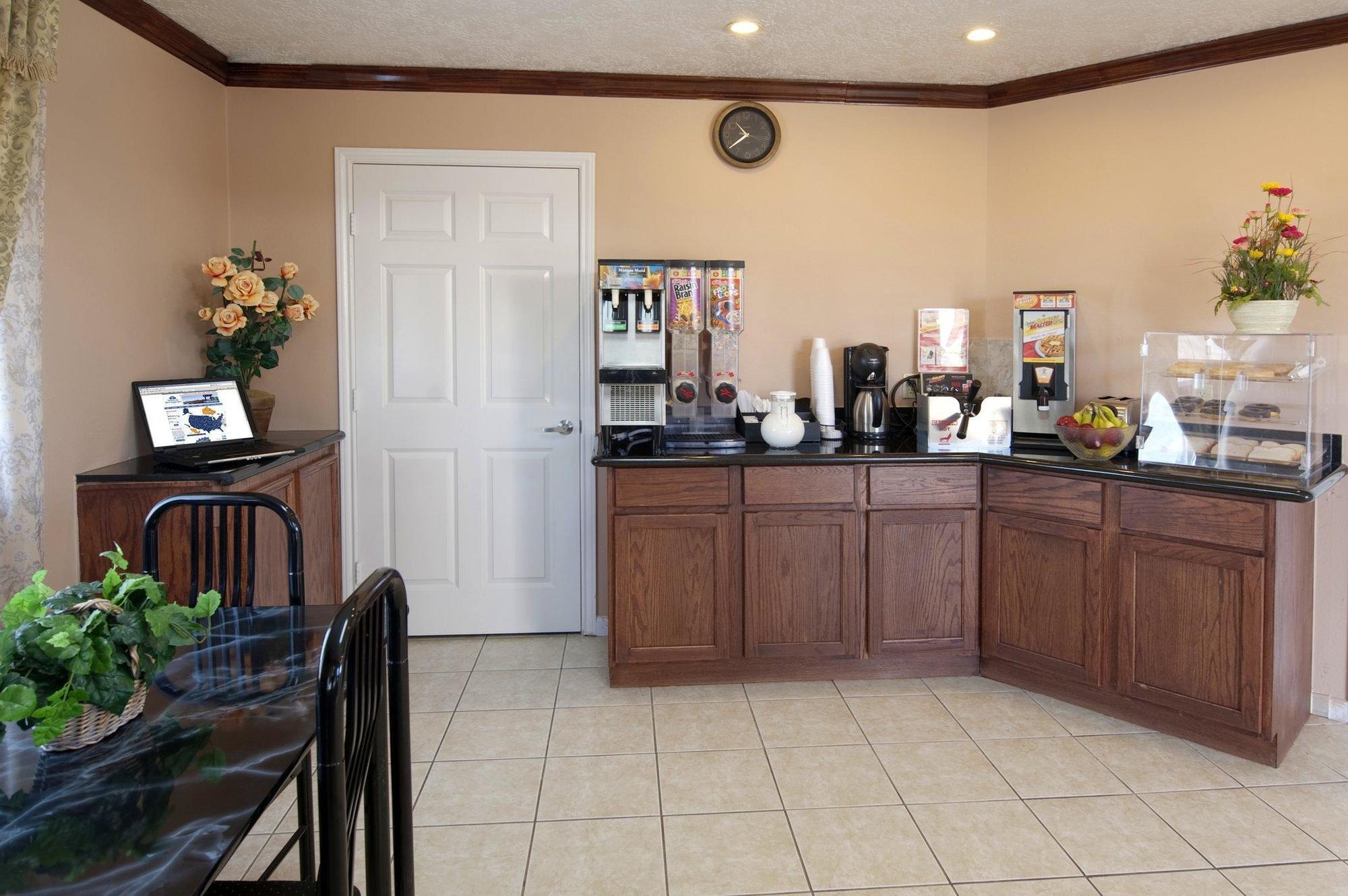 Americas Best Value Inn & Suites Hempstead Bagian luar foto