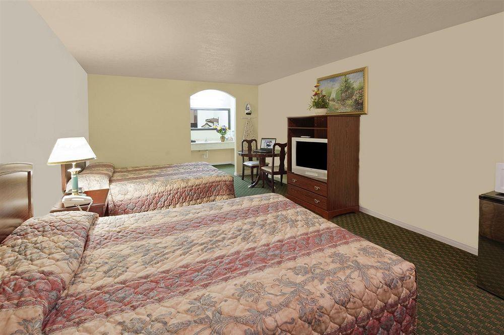 Americas Best Value Inn & Suites Hempstead Bagian luar foto