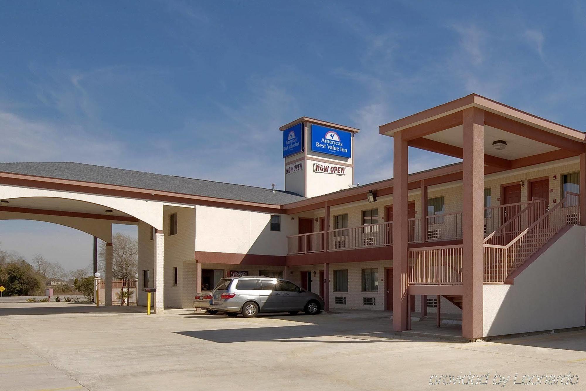 Americas Best Value Inn & Suites Hempstead Bagian luar foto