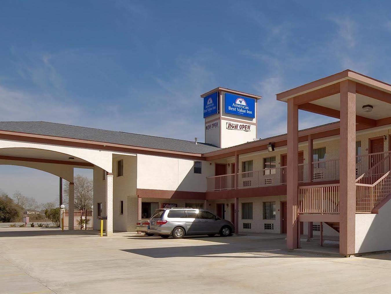 Americas Best Value Inn & Suites Hempstead Bagian luar foto