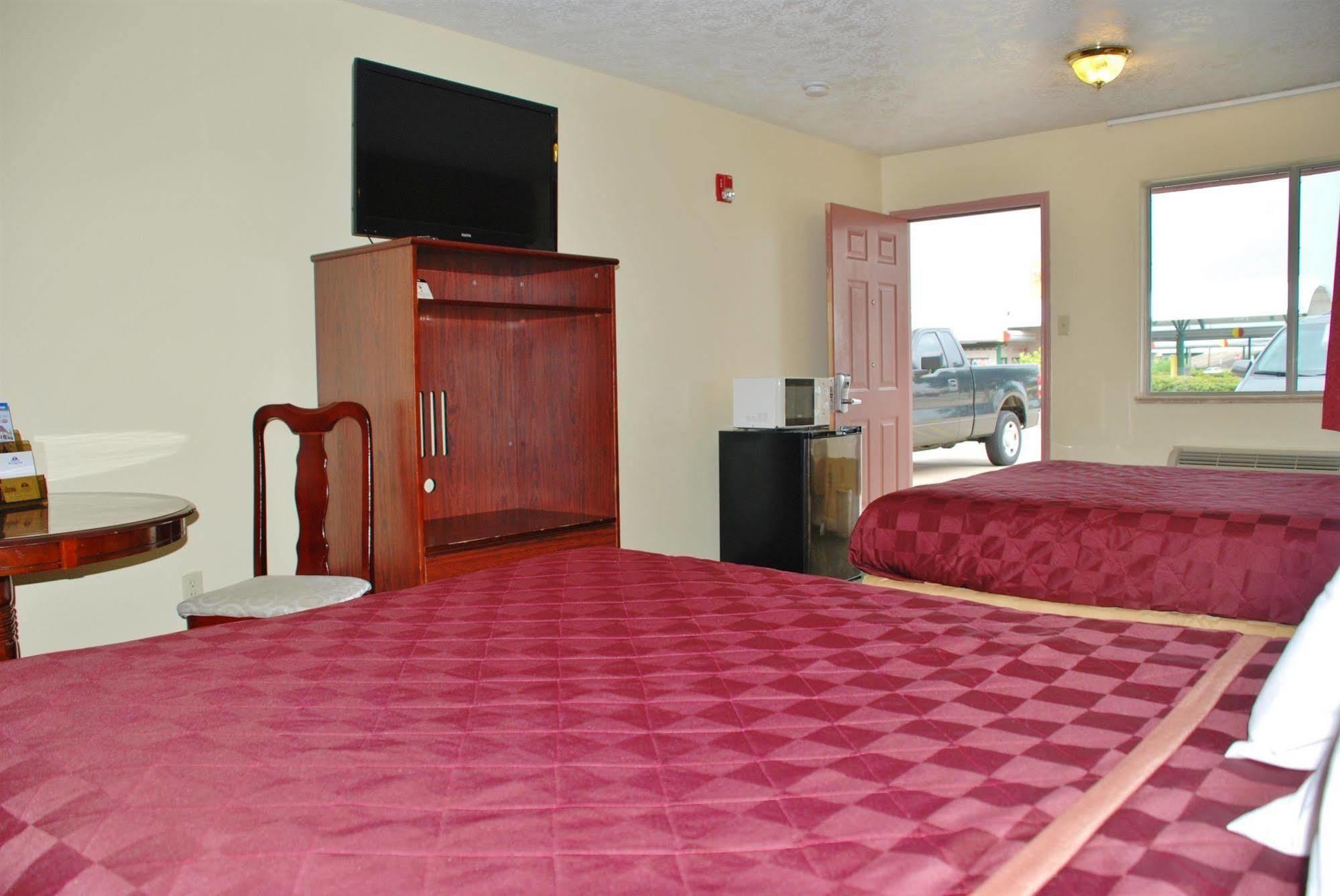 Americas Best Value Inn & Suites Hempstead Bagian luar foto