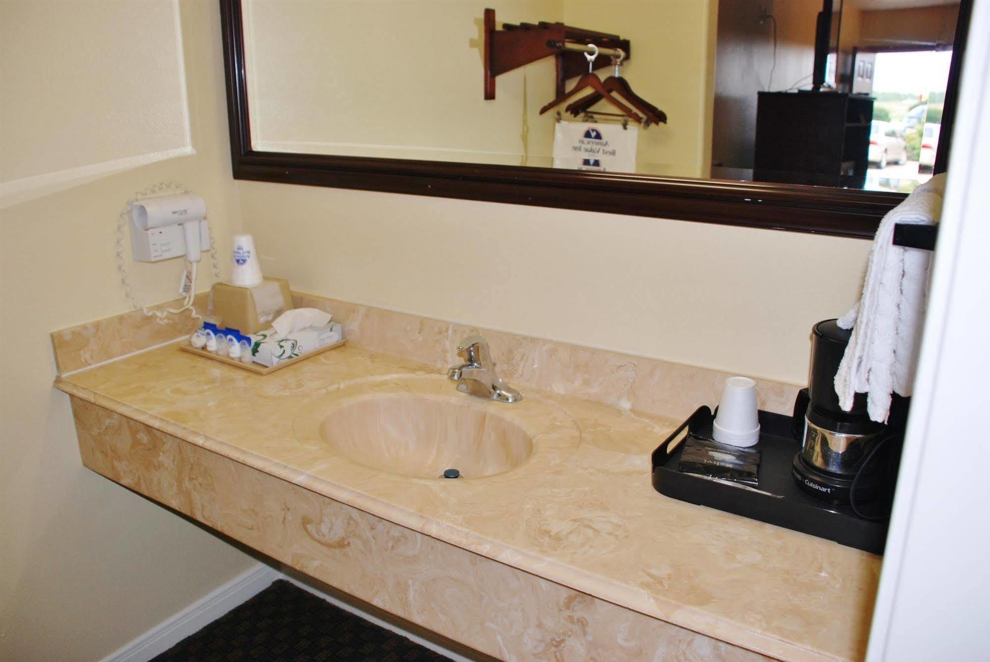 Americas Best Value Inn & Suites Hempstead Bagian luar foto