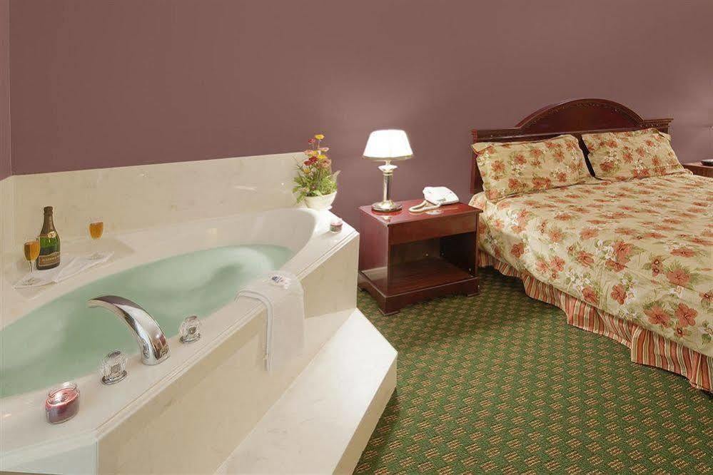 Americas Best Value Inn & Suites Hempstead Bagian luar foto